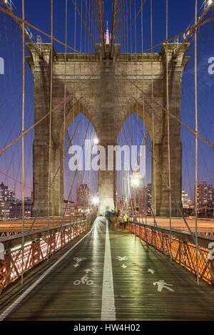 Crépuscule sur le pont de Brooklyn à New York, État de New York, USA. Banque D'Images