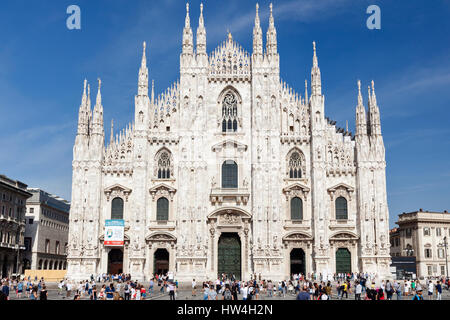 La cathédrale de Milan, Lombardie, Italie. Vue générale de la façade ouest de la Piazza del Duomo. Banque D'Images