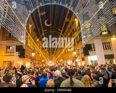 L'éclairage, les lumières de Noël. La rue Larios, Costa del Sol, Malaga. Andalousie le sud de l'Espagne. L'Europe Banque D'Images