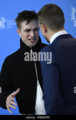 Robert Pattinson et Charlie Hunnam participant à la photocall pour "La cité perdue de Z' au cours de la 67e édition du Festival International du Film de Berlin au Grand Hyatt Hotel à Berlin, Allemagne. Avec : Robert Pattinson, Charlie Hunnam Où : Berlin, Allemagne Quand : 14 F Banque D'Images