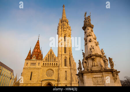 L'église Matthias l'église de couronnement du rois hongrois, avec son imposant clocher gothique. Du Bastion des pêcheurs. Château de Buda Hill. Budapest Banque D'Images