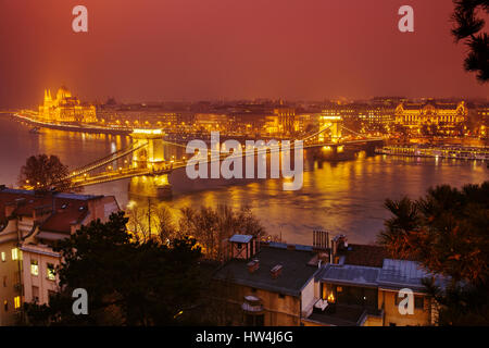 Le bâtiment du Parlement et le Pont des Chaînes sur le Danube vu de Castle Hill. L'Europe du sud-est de la Hongrie, Budapest Banque D'Images