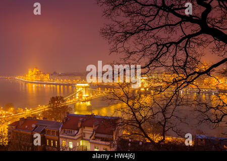 Le bâtiment du Parlement et le Pont des Chaînes sur le Danube vu de Castle Hill. L'Europe du sud-est de la Hongrie, Budapest Banque D'Images