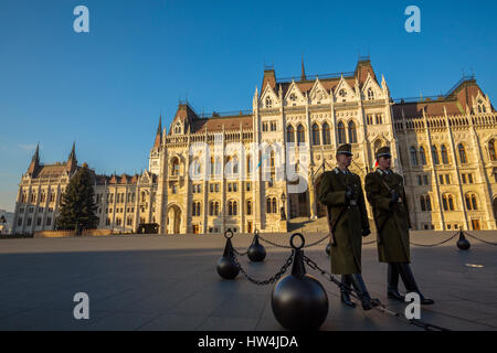 Les gardes d'honneur à l'extérieur de l'édifice du parlement hongrois, de style néogothique, l'Assemblée nationale. L'Europe du sud-est de la Hongrie, Budapest Banque D'Images