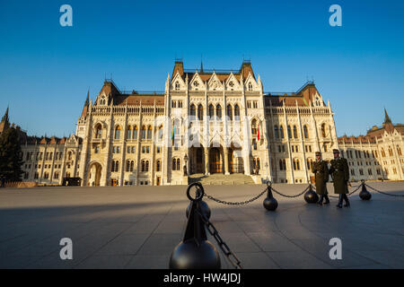 Les gardes d'honneur à l'extérieur de l'édifice du parlement hongrois, de style néogothique, l'Assemblée nationale. L'Europe du sud-est de la Hongrie, Budapest Banque D'Images