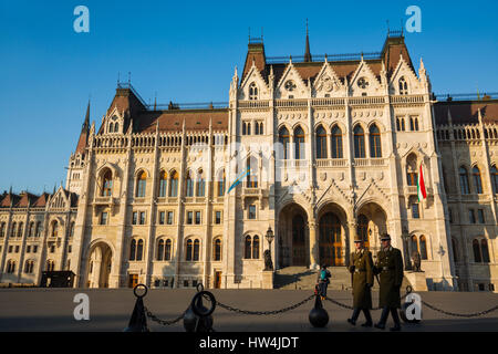 Les gardes d'honneur à l'extérieur de l'édifice du parlement hongrois, de style néogothique, l'Assemblée nationale. L'Europe du sud-est de la Hongrie, Budapest Banque D'Images