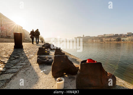 Monument les segments sur le rive du Danube Promenade. Créé par Gyula Pauer et pouvez Togay. Il honore les Juifs qui ont été tués par des Croix fléchées fasciste mili Banque D'Images