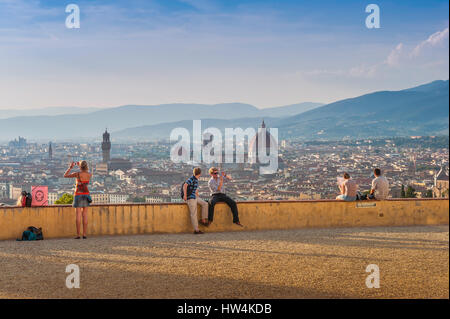 Florence paysage urbain, les visiteurs de Florence se rassemblent au coucher du soleil sur la terrasse de San Miniato al Monte qui surplombe le centre-ville de la Renaissance, Toscane Italie Banque D'Images