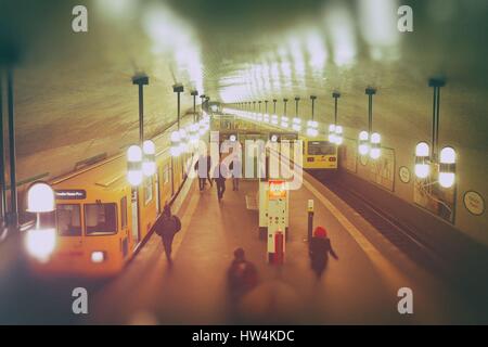 Métro de Berlin (U-Bahn) : deux wagons plate-forme jaune à Banque D'Images