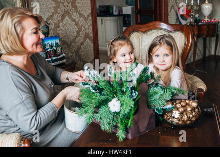 Grand-mère avec deux enfants la préparation pour Noël Banque D'Images