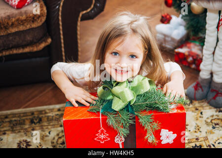 Cute little girl holding a Christmas Gift Banque D'Images