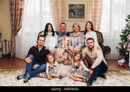 Portrait de famille avec les grands-parents à la maison Banque D'Images