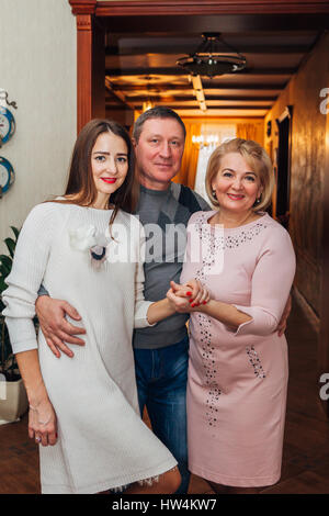 Les parents avec fille posant pour l'appareil photo Banque D'Images
