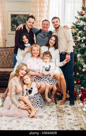 Professionnels grande famille avec enfants à la maison ce qui pose l'appareil photo Banque D'Images