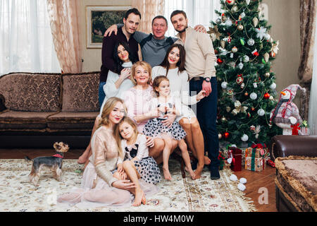 Professionnels grande famille avec enfants à la maison ce qui pose l'appareil photo Banque D'Images