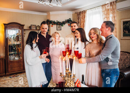 Grande famille fête Noël et drinking champagne Banque D'Images