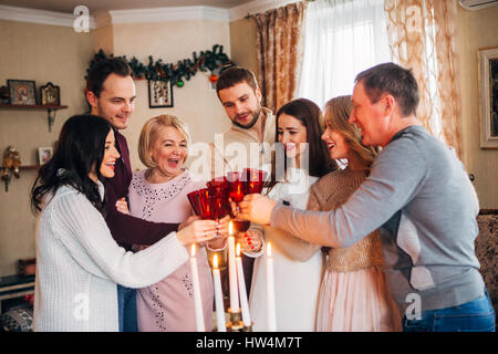 Grande famille fête Noël et drinking champagne Banque D'Images