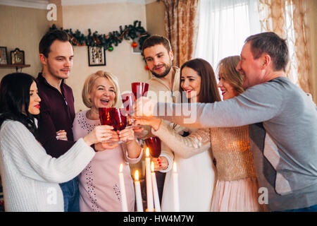 Grande famille fête Noël et drinking champagne Banque D'Images