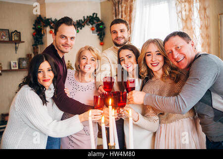 Grande famille fête Noël et drinking champagne Banque D'Images