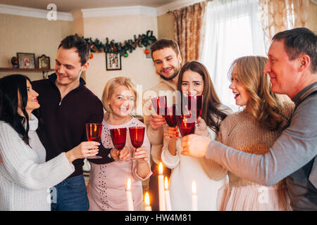 Grande famille fête Noël et drinking champagne Banque D'Images