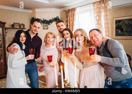 Grande famille fête Noël et drinking champagne Banque D'Images