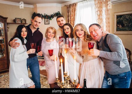 Grande famille fête Noël et drinking champagne Banque D'Images