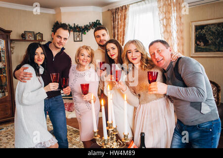 Grande famille fête Noël et drinking champagne Banque D'Images