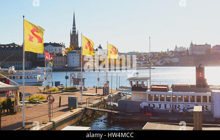 Sites touristiques de Stockholm bateaux amarrés sur le bord de l'eau, Stockholm, Suède, Scandinavie Banque D'Images