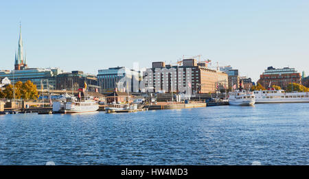 Visites ferries amarrés sur le bord de l'eau, Stockholm, Suède, Scandinavie Banque D'Images