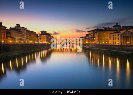 Le Ponte Vecchio Sur le coucher du soleil, le vieux pont médiéval, vue sur la rivière Arno. Florence, Toscane, Italie. Banque D'Images