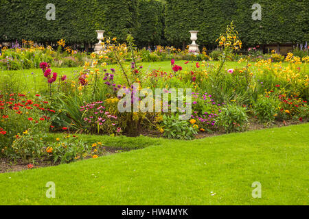 PARIS - 15 juillet 2014 : célèbre jardin des Tuileries (Jardin des Tuileries). Belle et populaire jardin public situé entre le Louvre et le P Banque D'Images