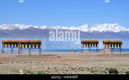 Le Lac Namtso et roues bouddhiste sur la côte du lac au Tibet Banque D'Images