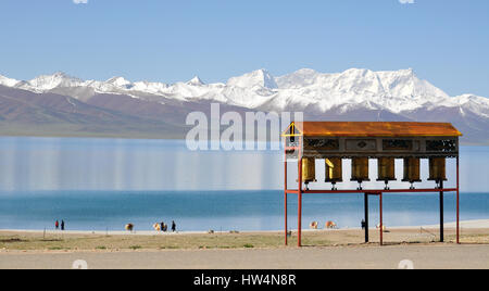 Le Lac Namtso et roues bouddhiste sur la côte du lac au Tibet Banque D'Images