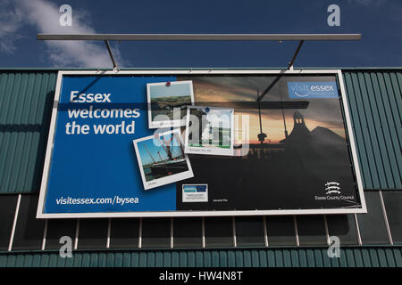 Une grande affiche publicitaire de l'attractions de Manchester à Harwich Port International Banque D'Images