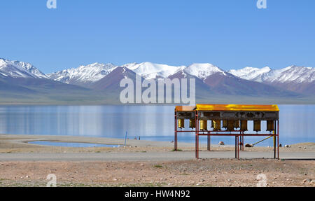 Le Lac Namtso et roues bouddhiste sur la côte du lac au Tibet Banque D'Images