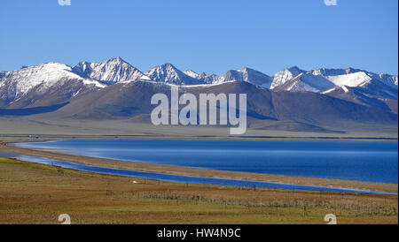 Beau Lac Namtso Landscape with Snow peak montagnes autour d'elle - le lac sacré au Tibet Banque D'Images