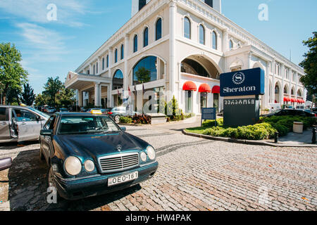 Batumi, Géorgie - 25 mai 2016 : Mercedes Benz Taxi Voiture garée parmi les Automobiles près de Sheraton Batumi Hotel en journée ensoleillée Banque D'Images