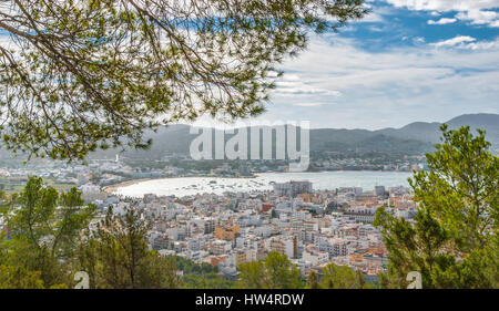 Voir l'ossature à travers naturellement les arbres, à partir de la colline de la ville à proximité : San Antonio San Antonio à Ibiza. Port de plaisance avec bateaux amarrés. Banque D'Images