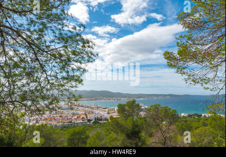 Hill side view of St Antoni de Portmany, Ibiza, sur un jour de compensation en novembre, brise chaude en automne, Iles Baléares, Espagne. Banque D'Images