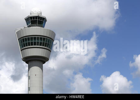 Tour de contrôle de la circulation aérienne de l'aéroport de Schiphol. Avec une hauteur de 101 m (331 ft), était le plus haut au monde lorsqu'il fut construit en 1991. Banque D'Images