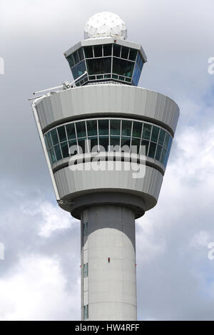 Tour de contrôle de la circulation aérienne de l'aéroport de Schiphol. Avec une hauteur de 101 m (331 ft), était le plus haut au monde lorsqu'il fut construit en 1991. Banque D'Images