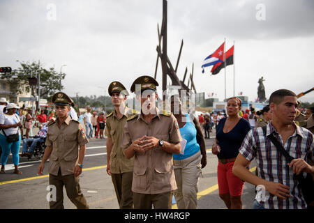 Les jeunes de l'armée cubaine loin homme marchant dans la place de la Révolution Antonio Maceo durant la célébration du premier mai à Santiago de Cuba, Cuba. Banque D'Images