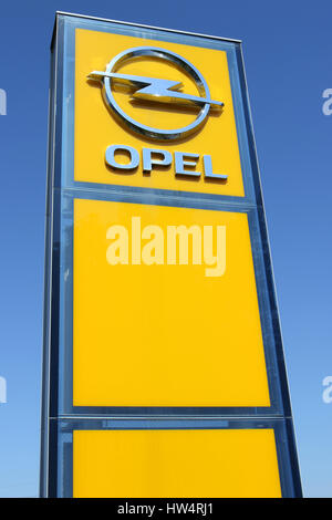 Concessionnaire Opel sign against blue sky Banque D'Images