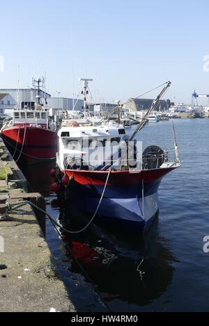 Les bateaux de pêche amarrés au quai dans le port de pêche de Lorient, Bretagne France Banque D'Images