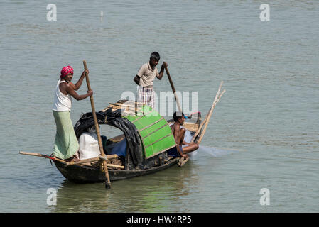 L'Inde, Kolkata (Calcutta jusqu'en 2001) capitale de l'état indien du Bengale occidental, situé sur la rivière Hooghly. Les pêcheurs locaux dans des petites fi Banque D'Images