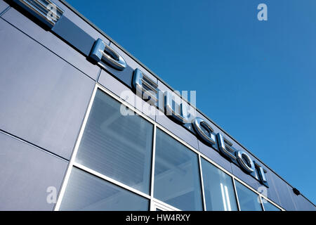 Lettrage Peugeot à la salle d'exposition Banque D'Images