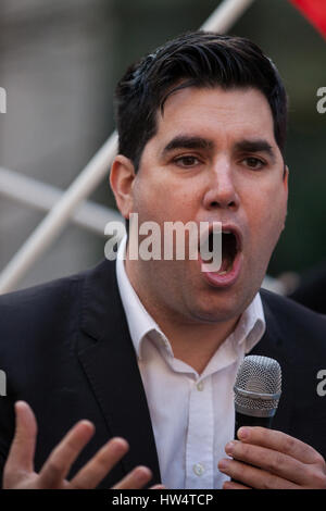 Londres, Royaume-Uni. 13 mars, 2017. Richard Burgon, travail MP pour Leeds, adresses des militants du l'Orgreave la vérité et de la Justice, de la campagne et d'o Banque D'Images