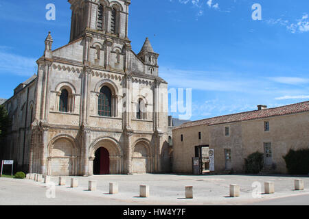 Église de l'abbaye Saint-Vincent à Nieul-sur-l'Autise (France). Banque D'Images