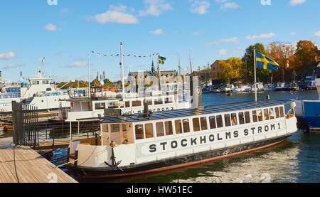 Bateaux battant pavillon suédois amarré au bord de l'eau, Stockholm, Suède, Scandinavie Banque D'Images