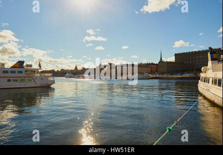 Tourisme bateaux amarrés sur Norrmalm waterfront, avec Stockholm Gamla Stan (vieille ville) en arrière-plan, Stockholm, Suède, Scandinavie Banque D'Images